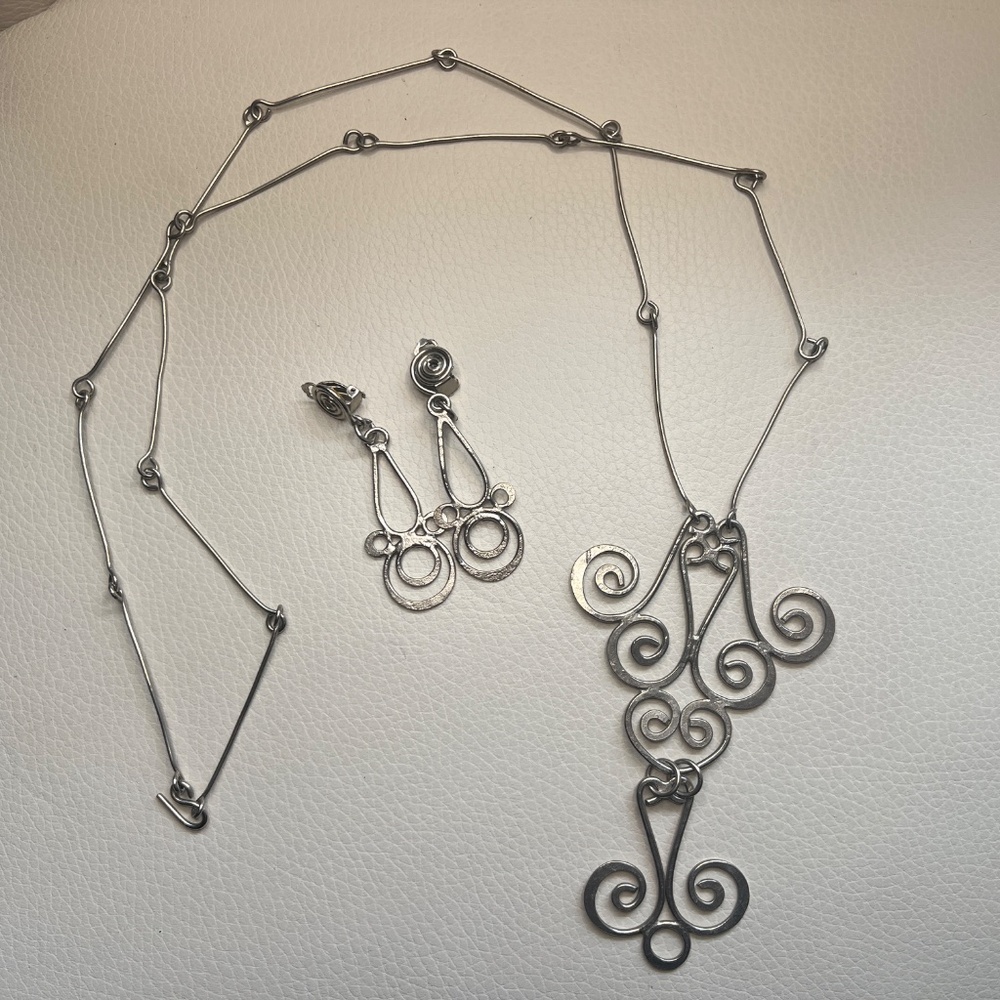 Vintage Hammered Silver Metal Spiral Pendant Statement Necklace/Earrings Set